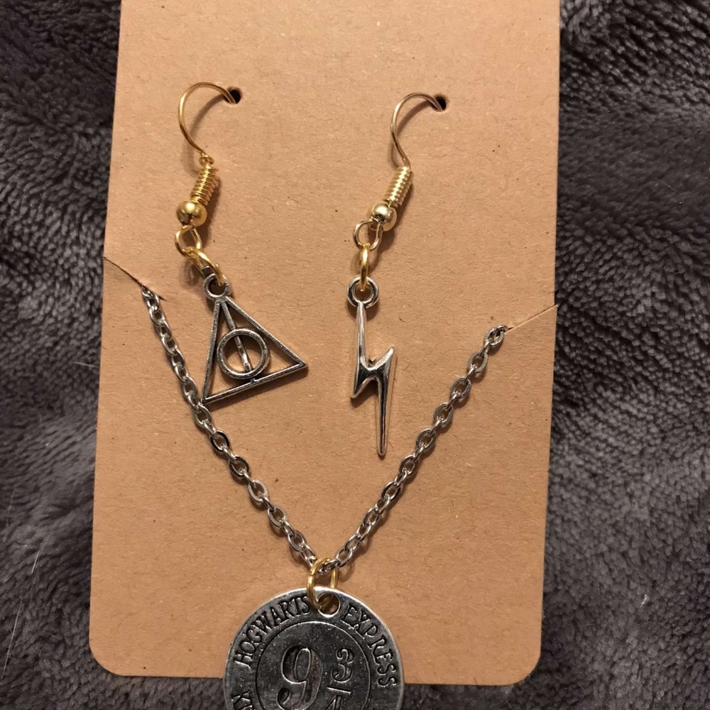 Necklace set and necklace and earrings set